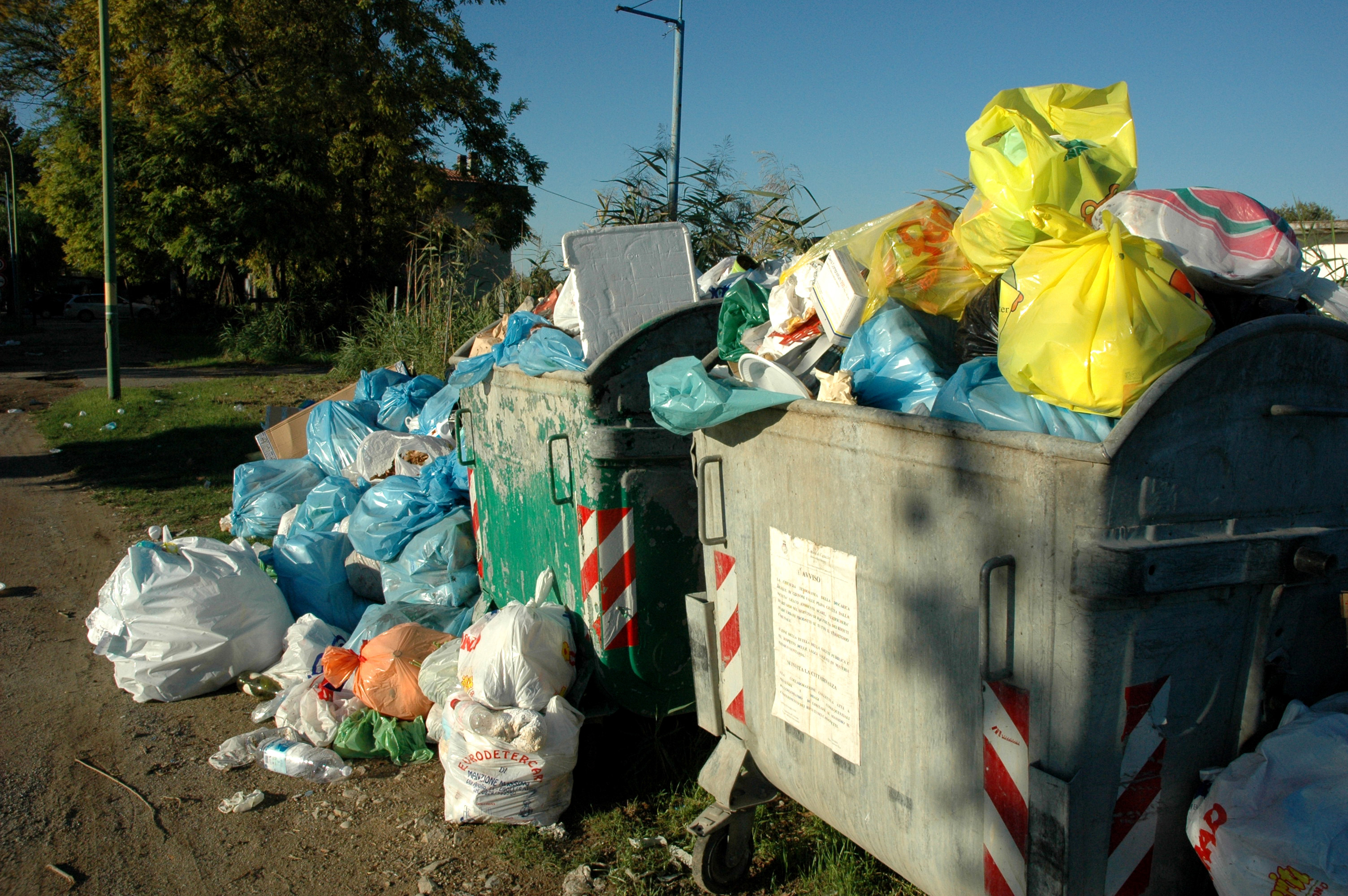 Überfüllte Müllcontainer / ©  Paul-Georg Meister / pixelio.de