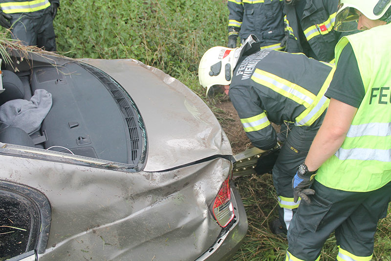 A2: Bergung eines Unfallfahrzeuges / Foto: Presseteam Feuerwehr Wiener Neustadt