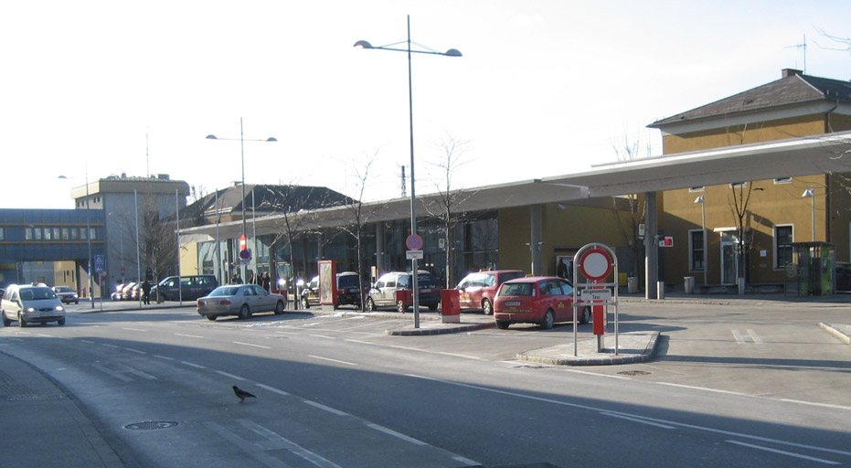 Bahnhofsvorplatz Wiener Neustadt / Foto: Priwo via Wikimedia Commons