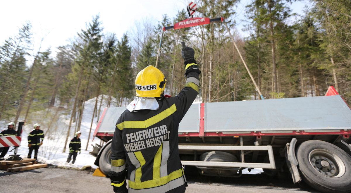 Bergung mit Kranfahrzeug / Foto: Presseteam Feuerwehr Wiener Neustadt
