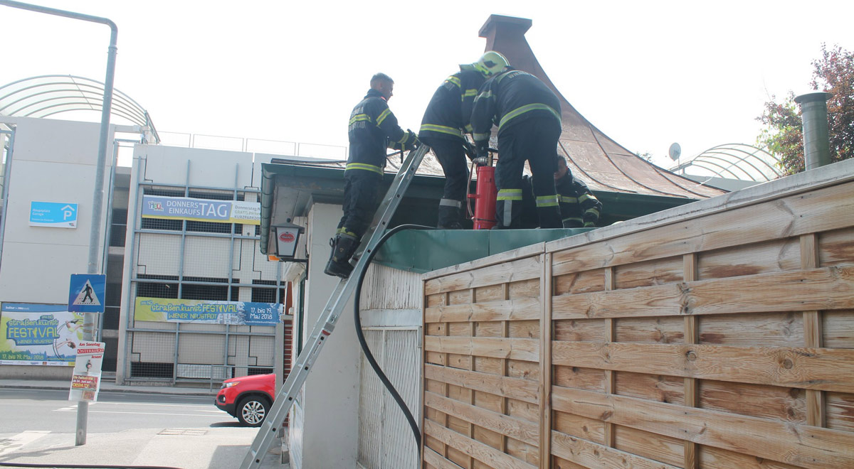 Glutnester im Dachbereich / Foto: Presseteam Feuerwehr Wiener Neustadt