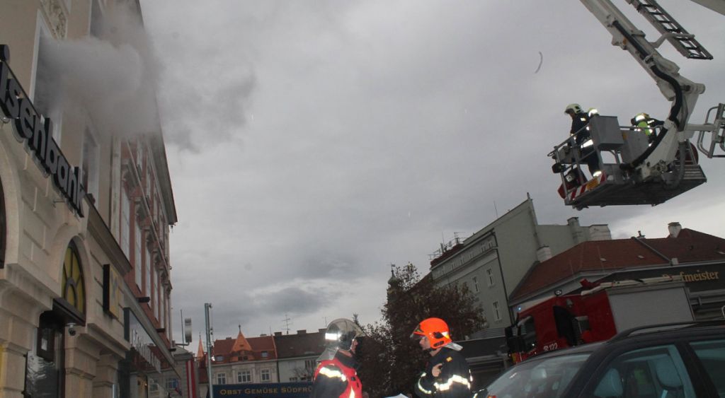 Wohnhausbrand am Hauptplatz – Feuerwehr-Übung in Wr. Neustadt
