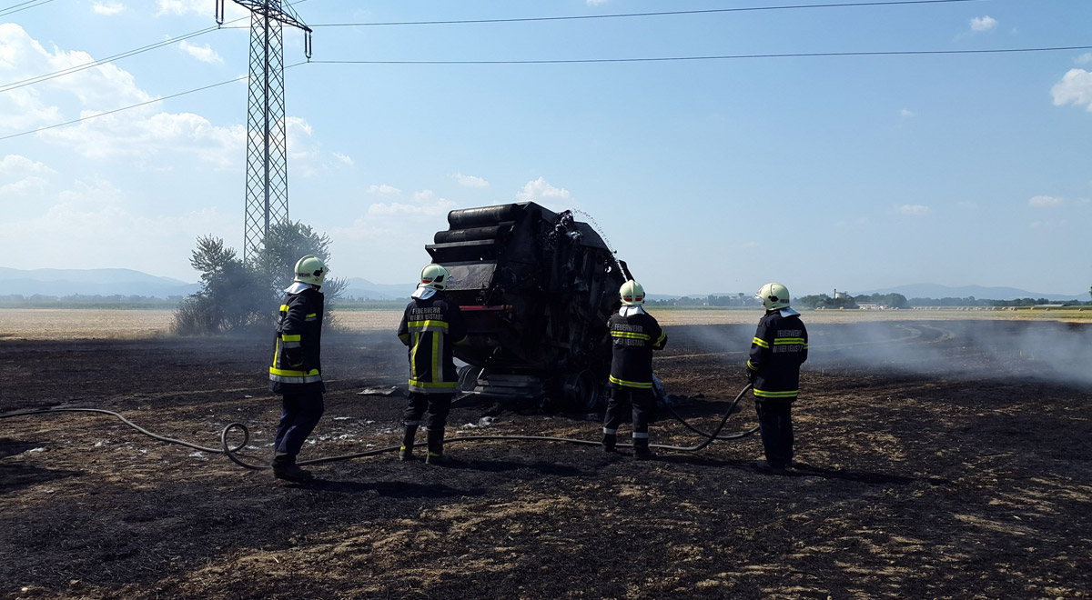ausgebrannte Strohballenpresse / Foto: Presseteam Feuerwehr Wiener Neustadt