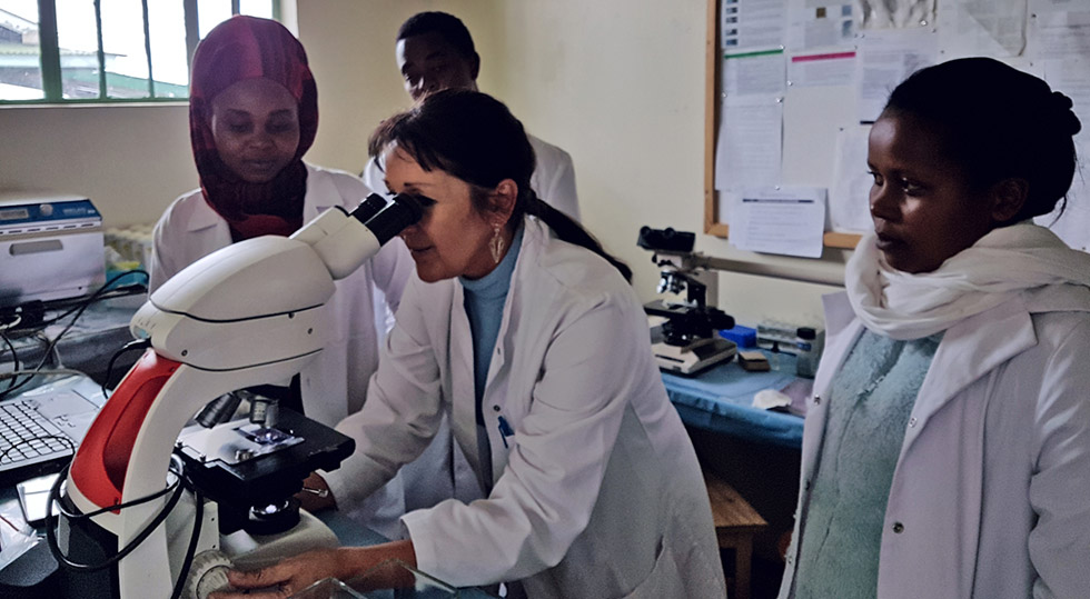 FHWN-Mitarbeiterin leistet Pionierarbeit für Praktika in Tansania