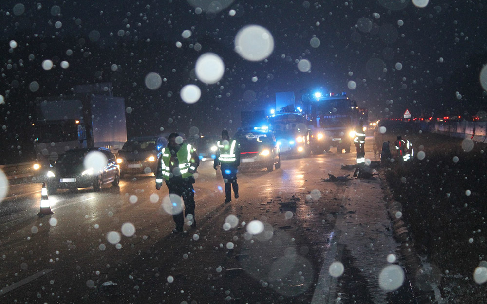 Verkehrsunfall Südautobahn Schneefahrbahn / Foto: Presseteam Feuerwehr Wiener Neustadt