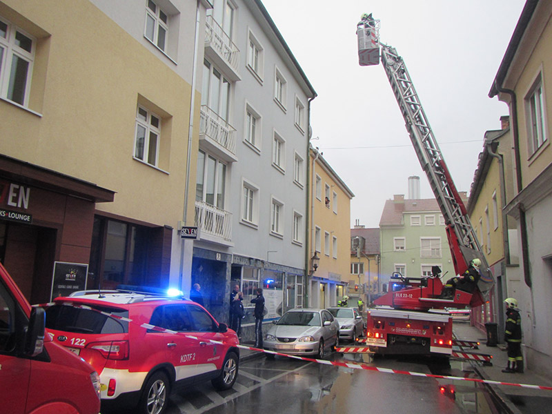 Feuerwehr Drehleiter Wohnungsbrand / Foto: Presseteam der Feuerwehr Wiener Neustadt