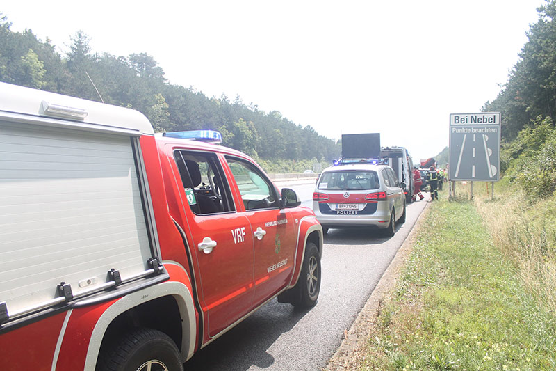 Absicherung Verkehrsunfall A2 / Foto: Presseteam Feuerwehr Wiener Neustadt