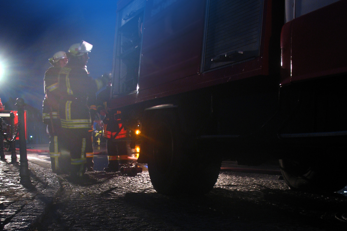 Feuerwehr Einsatz in der Nacht / ©  Barbara Eckholdt / pixelio.de