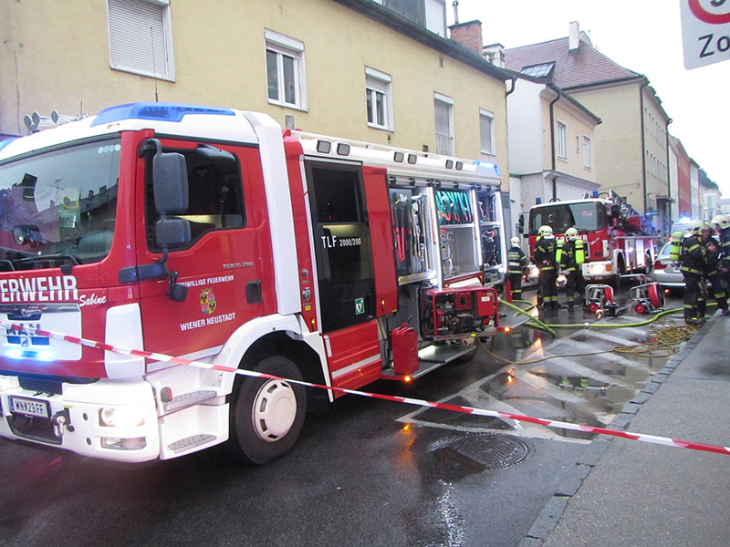 Feuerwehreinsatz in der Adlergasse / Foto: Presseteam der Feuerwehr Wiener Neustadt