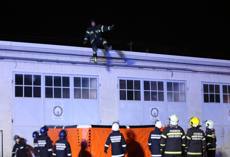 Feuerwehrjugend Sprung vom Dach / Foto: Presseteam Feuerwehr Wr. Neustadt