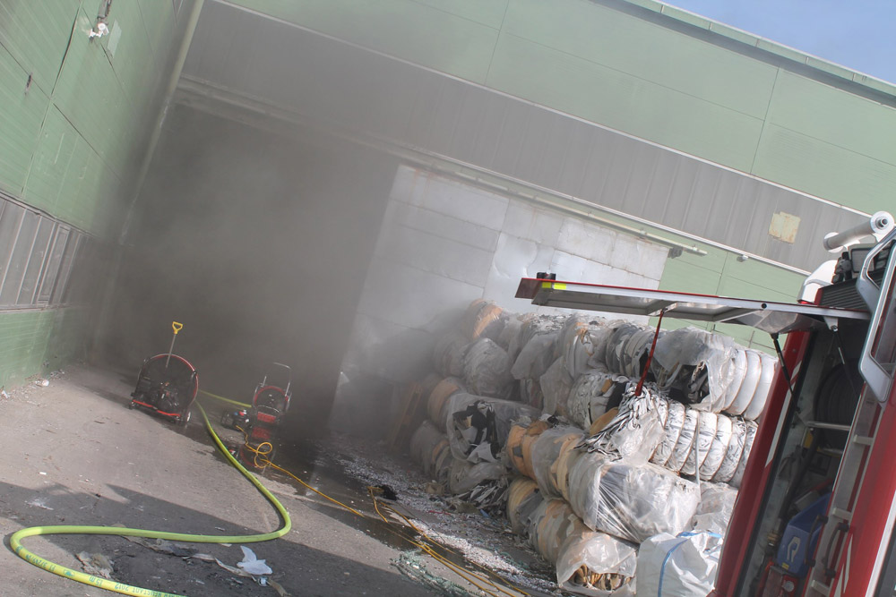 Großbrand in Müllverarbeitungsbetrieb / Foto: Presseteam Feuerwehr Wiener Neustadt