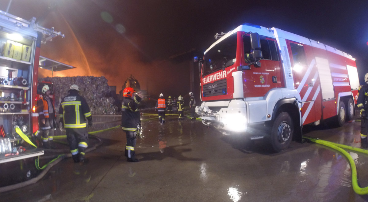 Großbrand in Wulkaprodersdorf / Foto: Presseteam Feuerwehr Wiener Neustadt