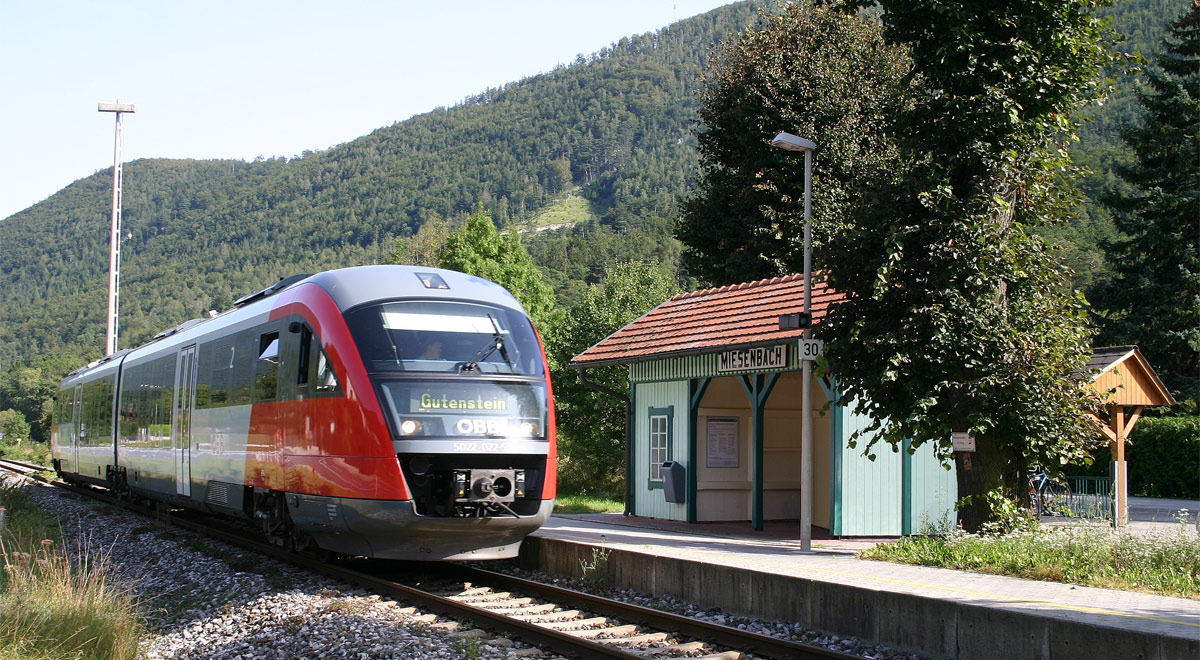 Gutensteinerbahn - Haltestelle Miesenbach / Foto: Steindy via wikipedia (CC BY-SA 2.0 de)