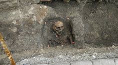 In einem der mittelalterlichen Gräber im Bereich der Ausstellungskirche St. Peter an der Sperr wurde ein gut erhaltenes Skelett gefunden.