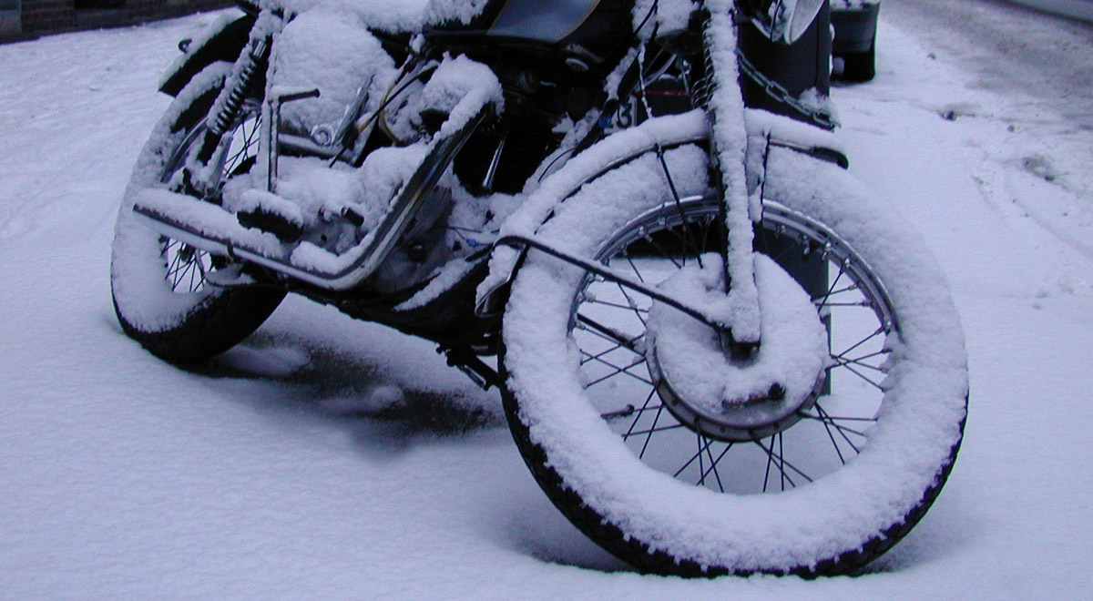 Motorrad im Schnee / ©  Rainer Geyer / pixelio.de