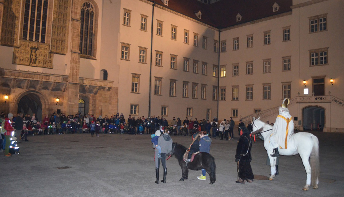 Nikolaus: Einzug in die Burg / Foto: MilRG / TherMilAk
