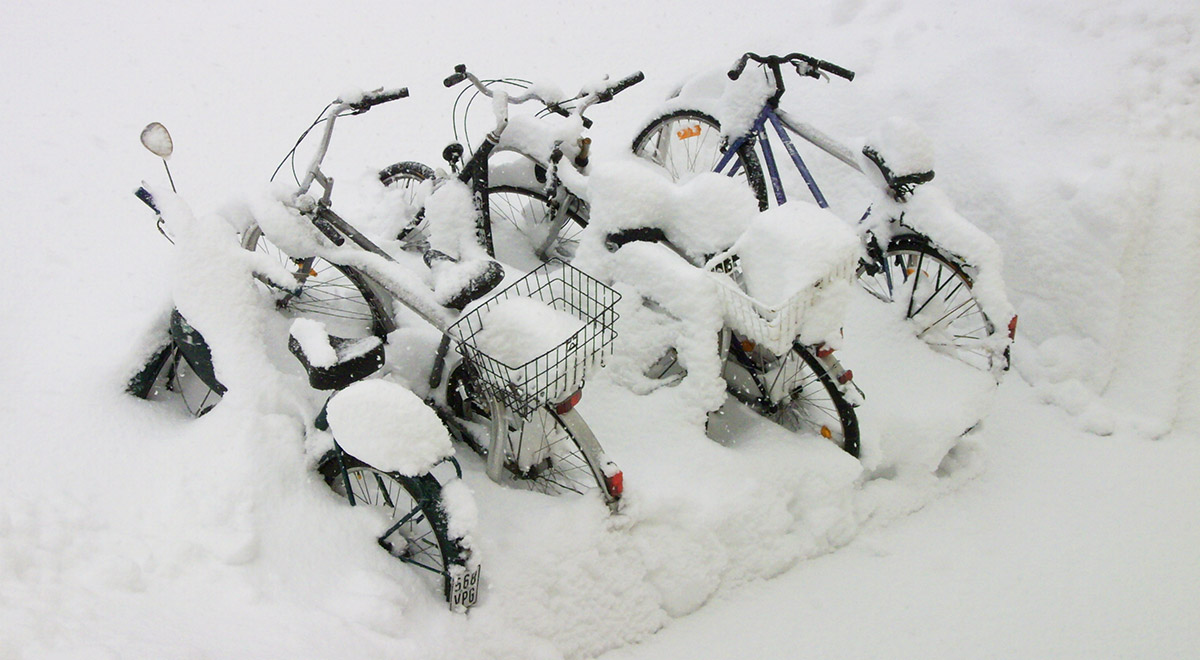 Fahrräder im Schnee / ©  Beate Feyerabend / pixelio.de