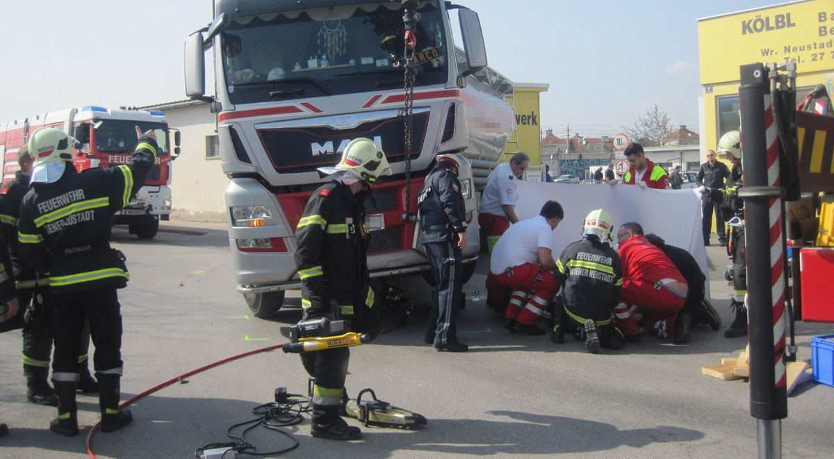 Menschenrettung nach Unfall / Foto: Presseteam Feuerwehr Wiener Neustadt