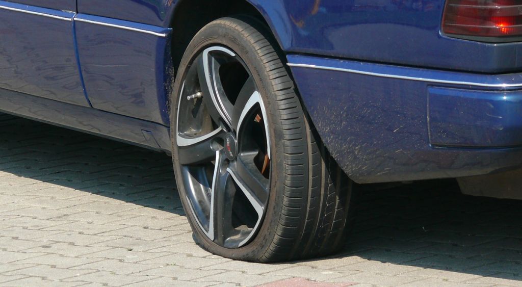 Vandalismus: Unbekannter schlitzte zahlreiche Reifen auf