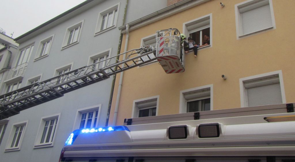 Wohnungsbrand in Wr. Neustadt – Familie aus zweitem Stock gerettet