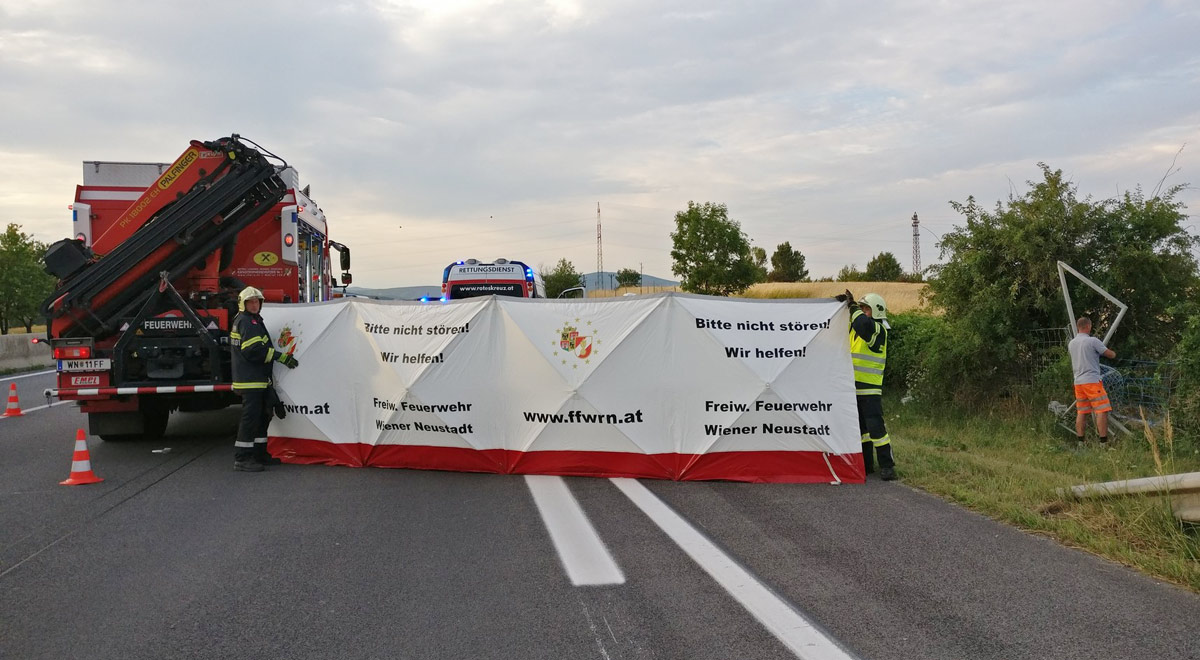 Sichtschutz Autounfall / Foto: Presseteam Feuerwehr Wiener Neustadt
