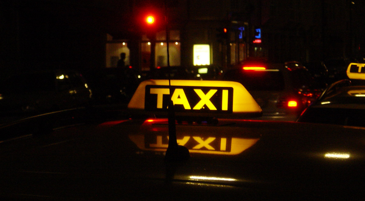 Taxis am Domplatz / ©  axel duerheimer / pixelio.de