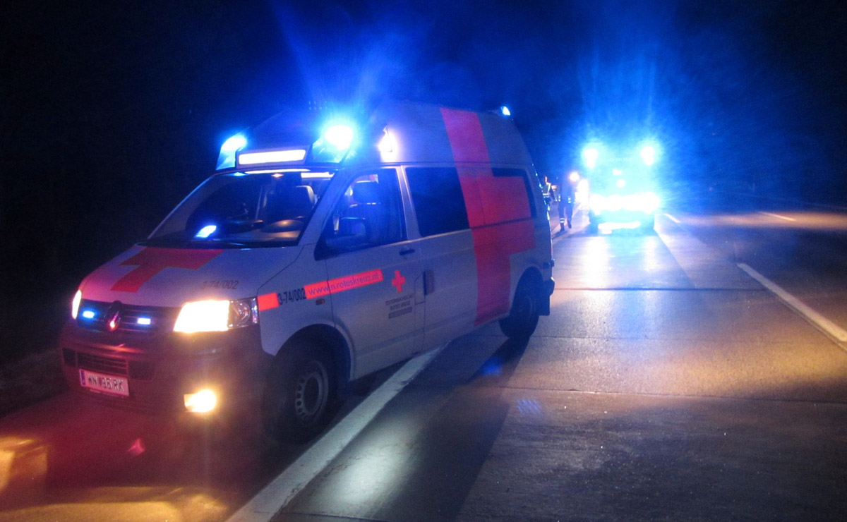 Rettungsfahrzeuge nach Verkehrsunfall / Foto: Presseteam Feuerwehr Wiener Neustadt