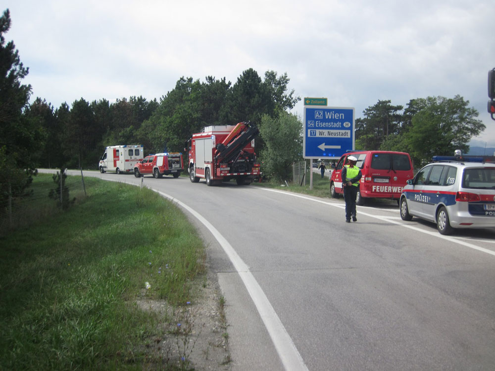 Verkehrsunfall / Foto: Presseteam Feuerwehr Wiener Neustadt