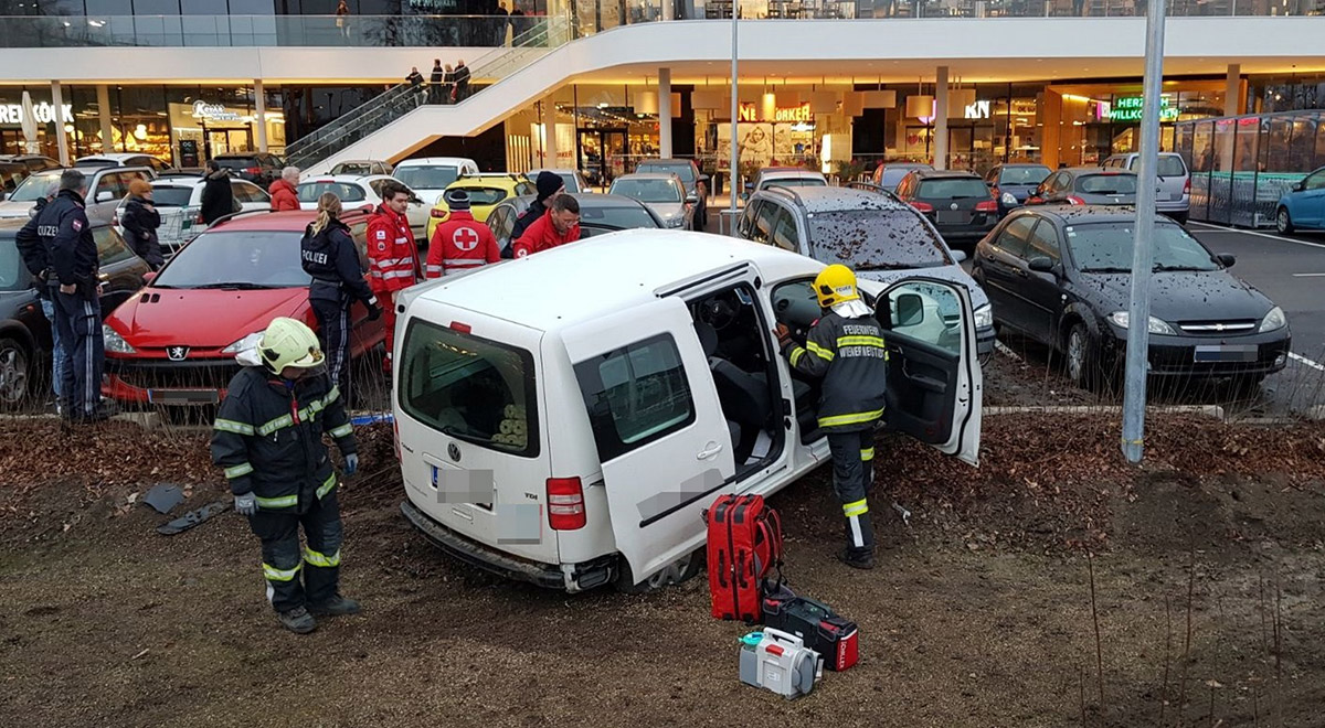 Unfall-Parkplatz-Merkurcity / Foto: Presseteam Feuerwehr Wiener Neustadt