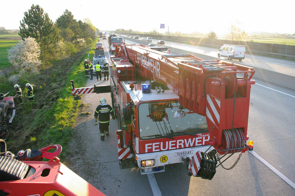 Unfall Sattelzug 3 / Foto: Presseteam feuerwehr Wiener Neustadt