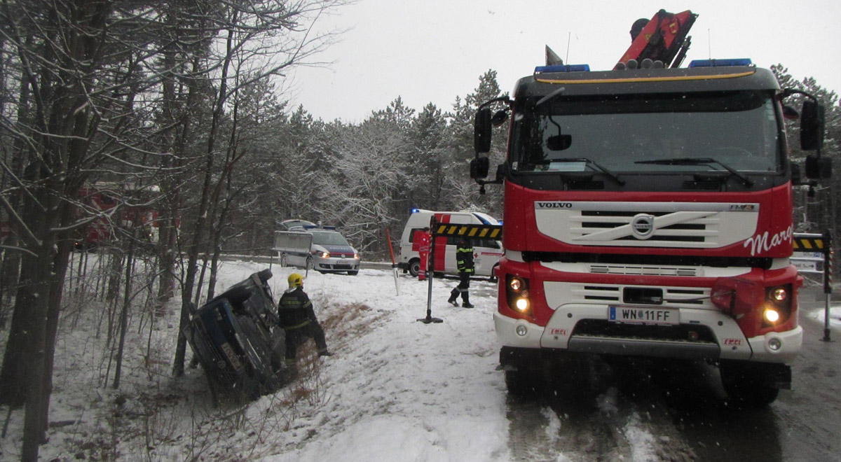 Bergung eines Unfallfahrzeuges / Foto: Presseteam Feuerwehr Wiener Neustadt