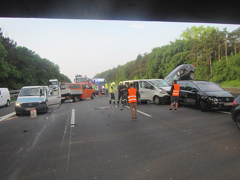 Unfall mit acht Fahrzeugen / Foto: Presseteam Feuerwehr Wiener Neustadt