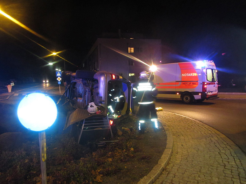 Verkehrsunfall-Kreisverkehr-Wiener-Neustadt / Foto: Presseteam der Feuerwehr Wiener Neustadt