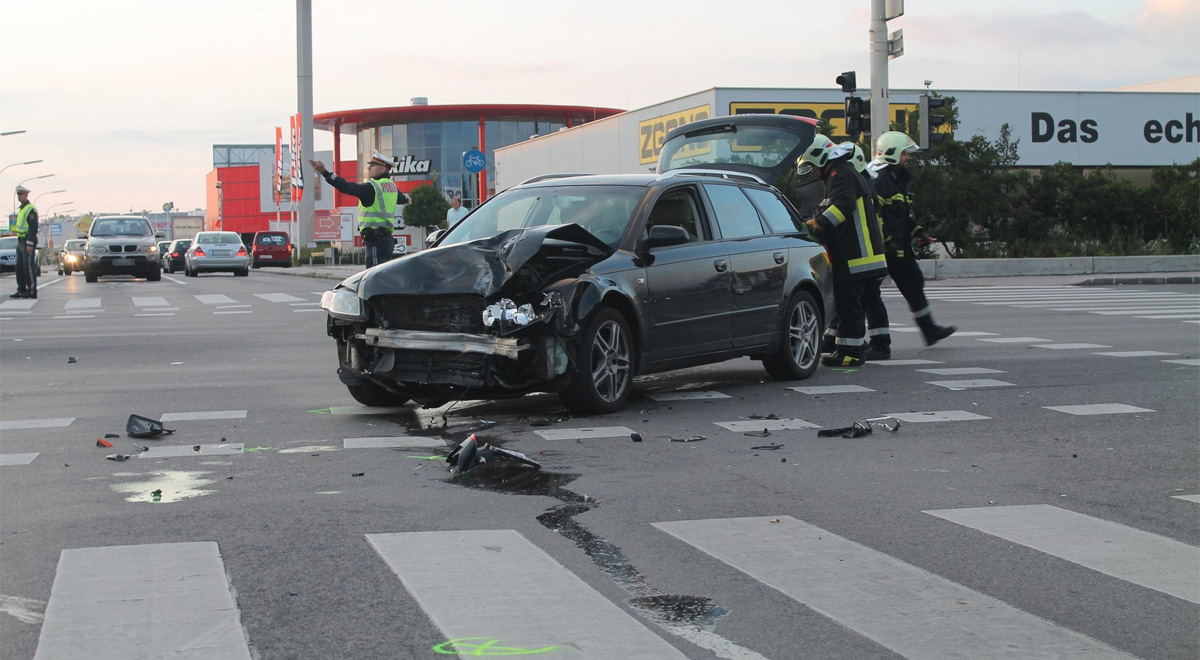 Verkehrsunfall Kreuzung Pottendorfer Strasse / Foto: Presseteam Feuerwehr WN