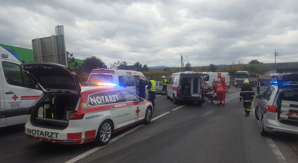 Verkehrsunfall auf Nordspange / Foto: Presseteam der Feuerwehr Wiener Neustadt