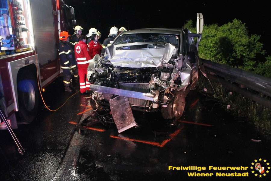 Verkehrunfall auf A2 bei Wiener Neustadt / Foto: Presseteam Feuerwehr Wr. Neustadt