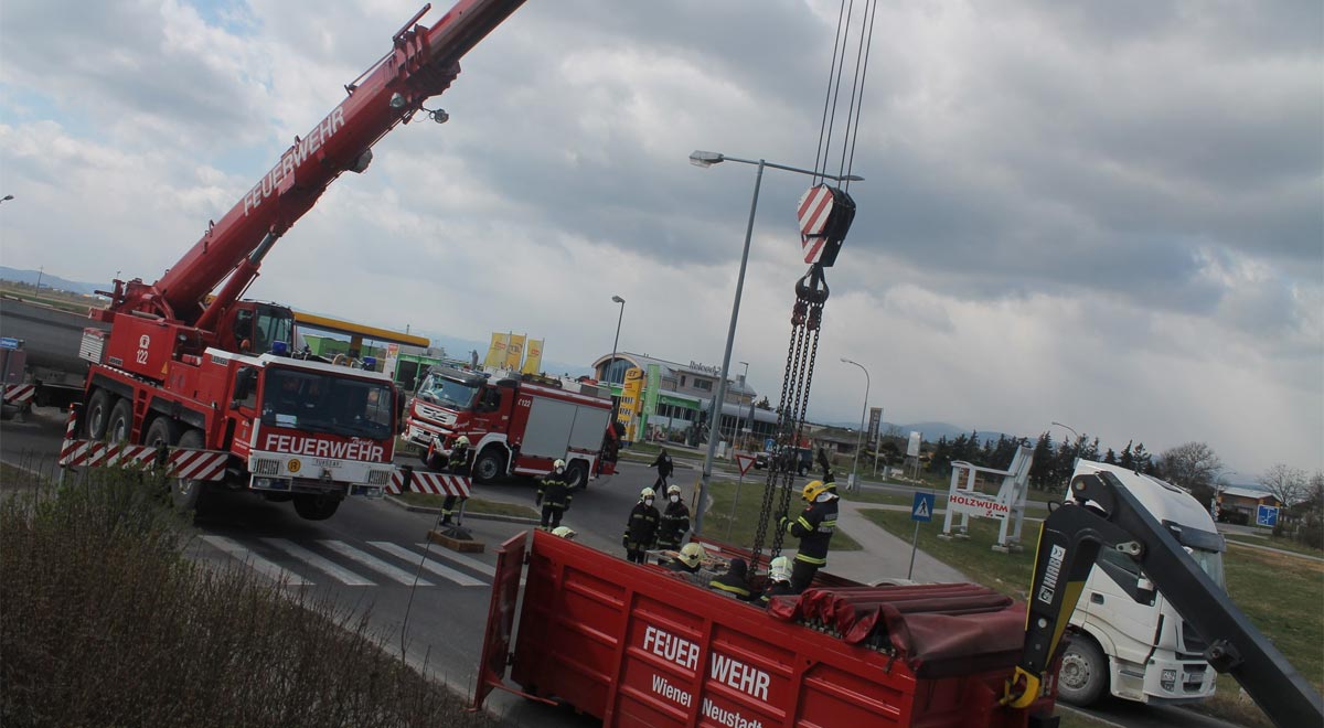 Sattelzug Unfall / Foto: Presseteam d. FF Wr. Neustadt