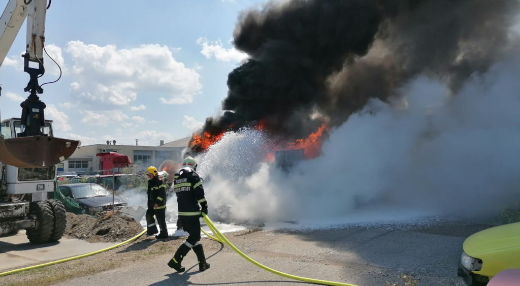 Wiener Neustadt: mehrere Fahrzeuge fingen Feuer