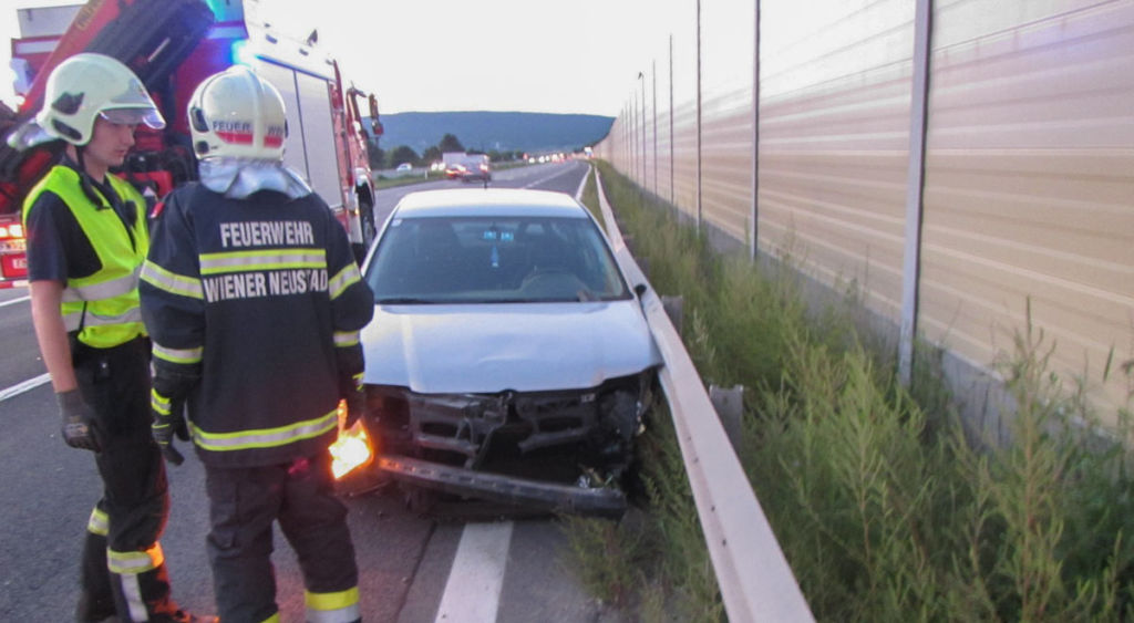 Unfall auf der Autobahn: Frontalcrash in Leitschiene